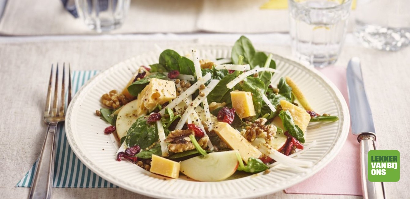 Bien de chez nous :</br> Salade-repas au chou-rave, <br/>&eacute;pinards, pomme et</br> Flandrien Vieux